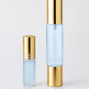 Finn din indre balanse og forstå ditt energisystem med chakraoljer som et verktøy for dypere selvinnsikt. Sprayflaske på 5 ml med lyseblått innhold av chakraolje nummer 9, Soul Blueprint. Sprayflasken har gullkork, og Spray og Roll-onflaske på 10 ml med lyseblått innhold av chakraolje nummer 9, Soul Blueprint. Flasken har gullkork i hver ende.
