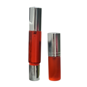 Sprayflaske på 5 ml med en rød Chakraolje for dyp jording og indre styrke, en eterisk oljeblanding for ROT-chakraet. Sprayflasken har sølvfarget kork, og Spray og Roll-onflaske på 10 ml med en rød Chakraolje for dyp jording og indre styrke, en eterisk oljeblanding for ROT-chakraet. Flasken har en sølvfarget kork i hver ende.