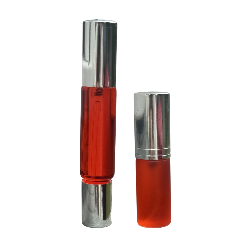 Sprayflaske på 5 ml med en rød Chakraolje for dyp jording og indre styrke, en eterisk oljeblanding for ROT-chakraet. Sprayflasken har sølvfarget kork, og Spray og Roll-onflaske på 10 ml med en rød Chakraolje for dyp jording og indre styrke, en eterisk oljeblanding for ROT-chakraet. Flasken har en sølvfarget kork i hver ende.