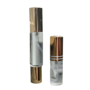 Sprayflaske på 5 ml med lysrosa innhold av chakraolje nummer 10, Devine Creativity. Flasken har en gullfarget kork, og Spray og Roll-onflaske på 10 ml med lysrosa innhold av chakraolje nummer 10, Devine Creativity. Flasken har en gullfarget kork i hver ende.