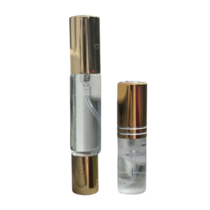 Sprayflaske på 5 ml med lyselilla innhold av chakraolje nummer 11, Pathway to the Soul. Flasken har en gullfarget kork, og Spray og Roll-onflaske på 10 ml med lyselilla innhold av chakraolje nummer 11, Pathway to the Soul. Flasken har en gullfarget kork i hver ende.