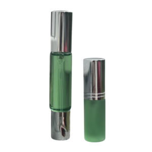 Sprayflaske på 5 ml med et lysegrønt innhold av den eteriske oljeblandingen til Hjertechakraet. Sprayflasken har sølvkork, og Spray og Roll-onflaske på 10 ml med et lysegrønt innhold av den eteriske oljeblandingen til Hjertechakraet. Sprayflasken har sølvkork i hver ende.