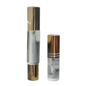 Sprayflaske på 5 ml med lyseblått innhold av chakraolje nummer 9, Soul Blueprint. Sprayflasken har gullkork, og Spray og Roll-onflaske på 10 ml med lyseblått innhold av chakraolje nummer 9, Soul Blueprint. Flasken har gullkork i hver ende.